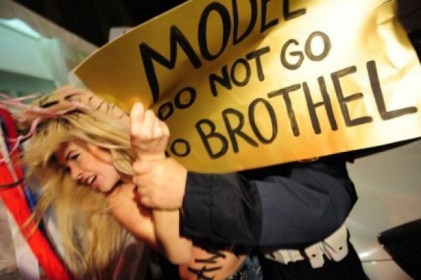 Protest topless şi încăierare între deputaţi, în Ucraina